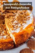De helft van een stroopwafel cheesecake waar een punt uit wordt geschept. Een tekst bovenin: Stroopwafel cheesecake met bastognebodem.