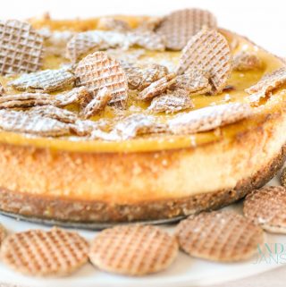 Stroopwafel cheesecake met stroopwafels eromheen