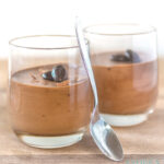 2 glaasjes met Eenvoudige chocolade mousse