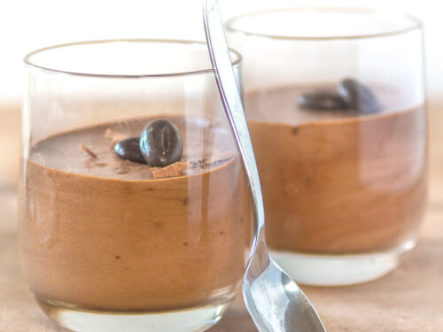 2 glaasjes met Eenvoudige chocolade mousse