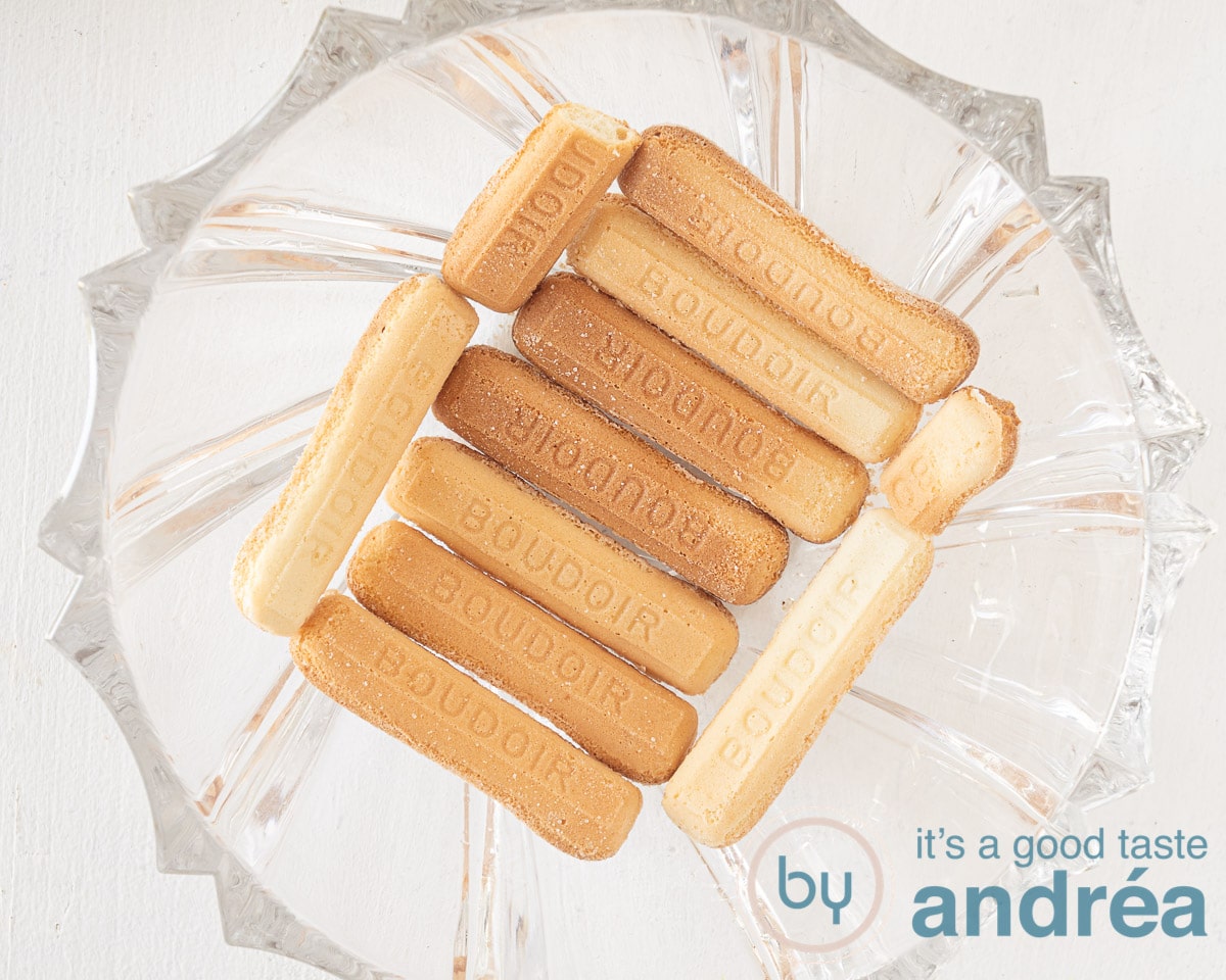Cover the bottom of the dish with lady fingers