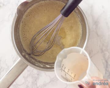 Aan een roux wordt water toegevoegd.