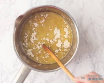 Boter mengsel waar bloem aan is toegevoegd in een steelpannetje