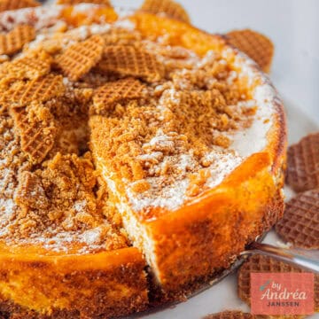 Een vierkante foto met een deel van een stroopwafel cheesecake.