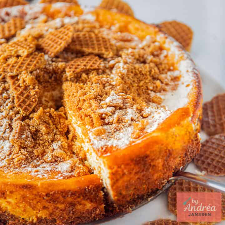 Een vierkante foto met een deel van een stroopwafel cheesecake.