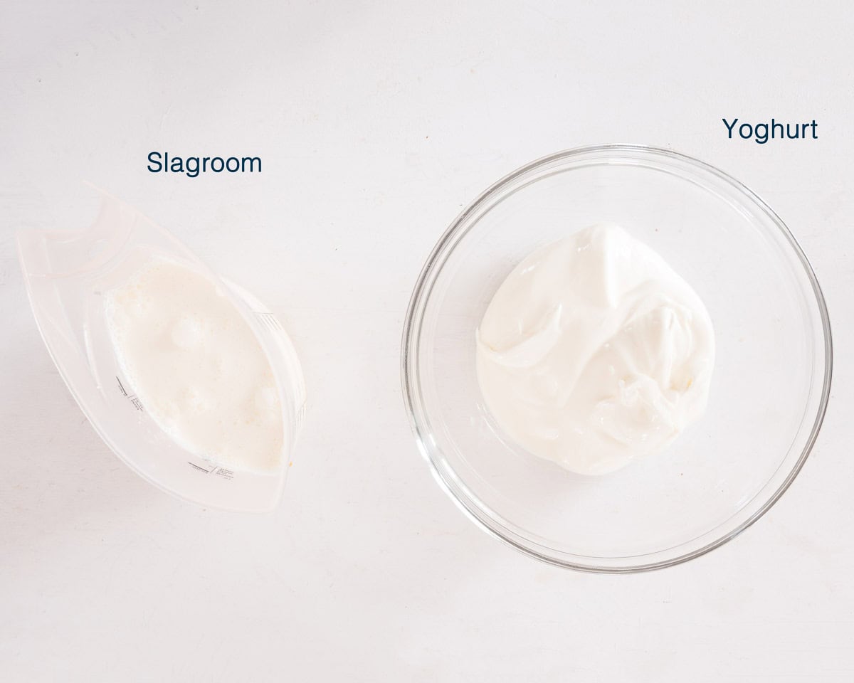 Ingredienten Lactose vrije crème fraîche op een witte ondergrond met tekstbeschrijving