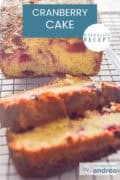 Een rek met daarop een cranberry cake, twee plakjes erafgesneden. Een tekst bovenin: makkelijk recept, cranberry cake