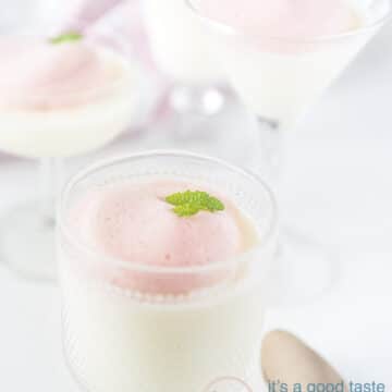 karnemelk panna cotta met bessenschuim op bord