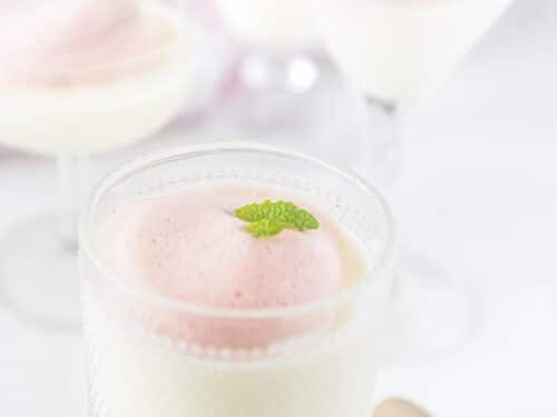 karnemelk panna cotta met bessenschuim op bord