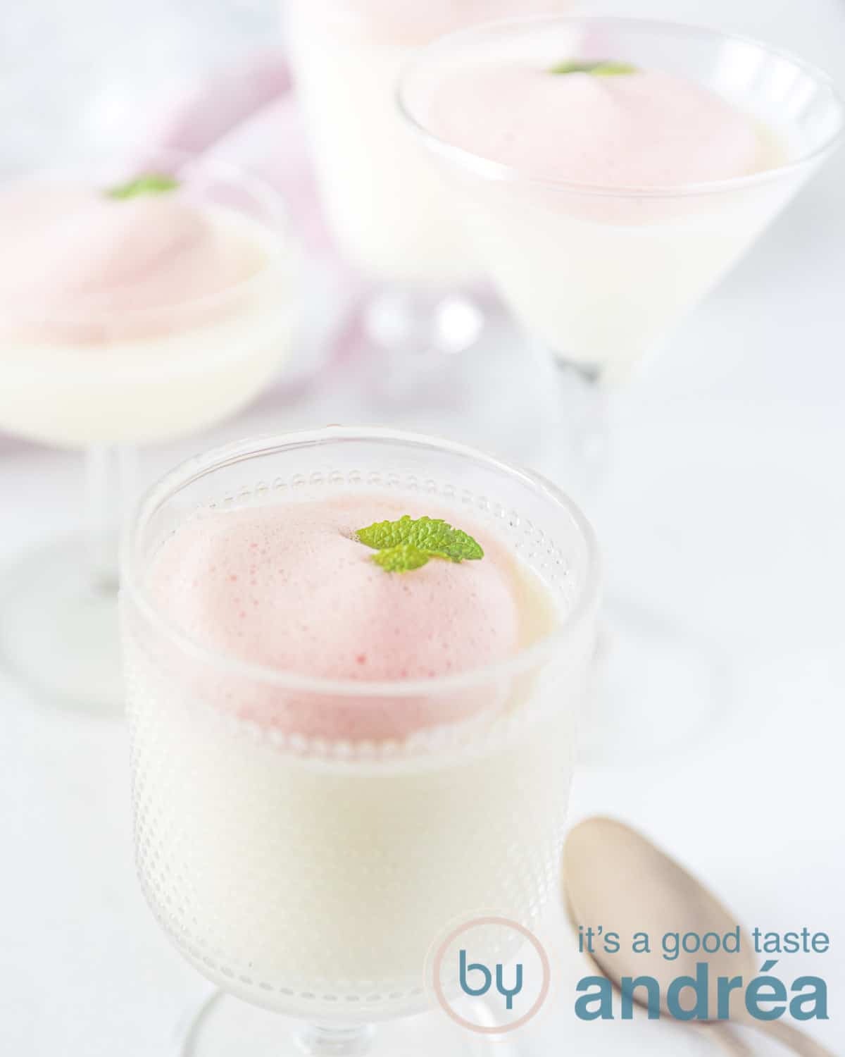 karnemelk panna cotta met bessenschuim op bord