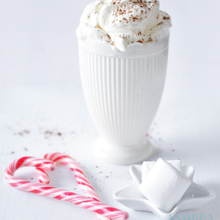 Warme witte chocolademelk in Kerst decor