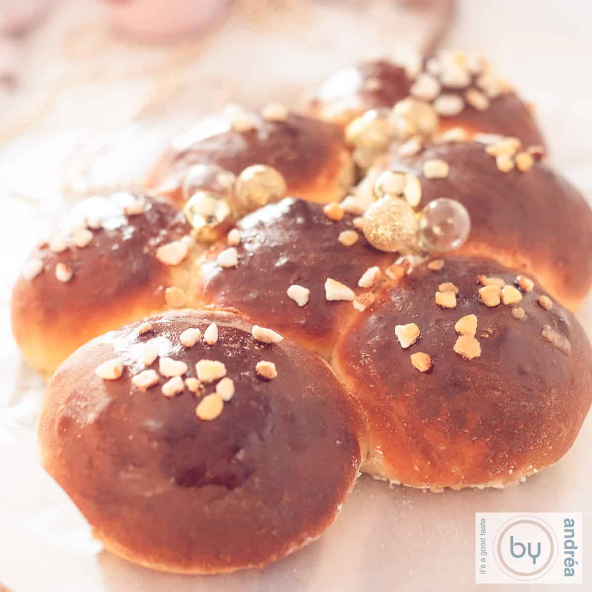 Een vierkante foto met een zoet brood in de vorm van een kerstboom op een witte ondergrond