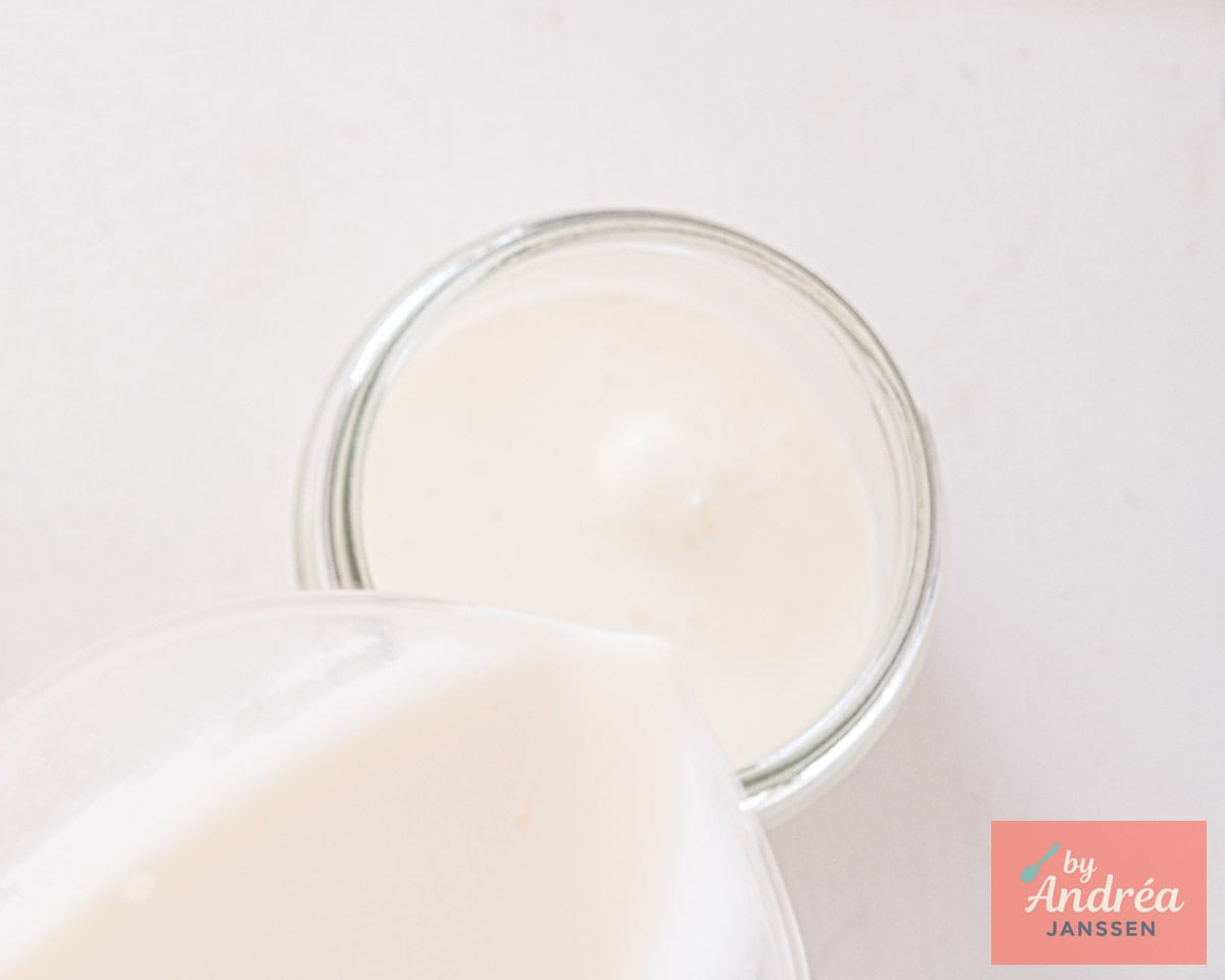 Vul elk potje met het room yoghurt mengsel