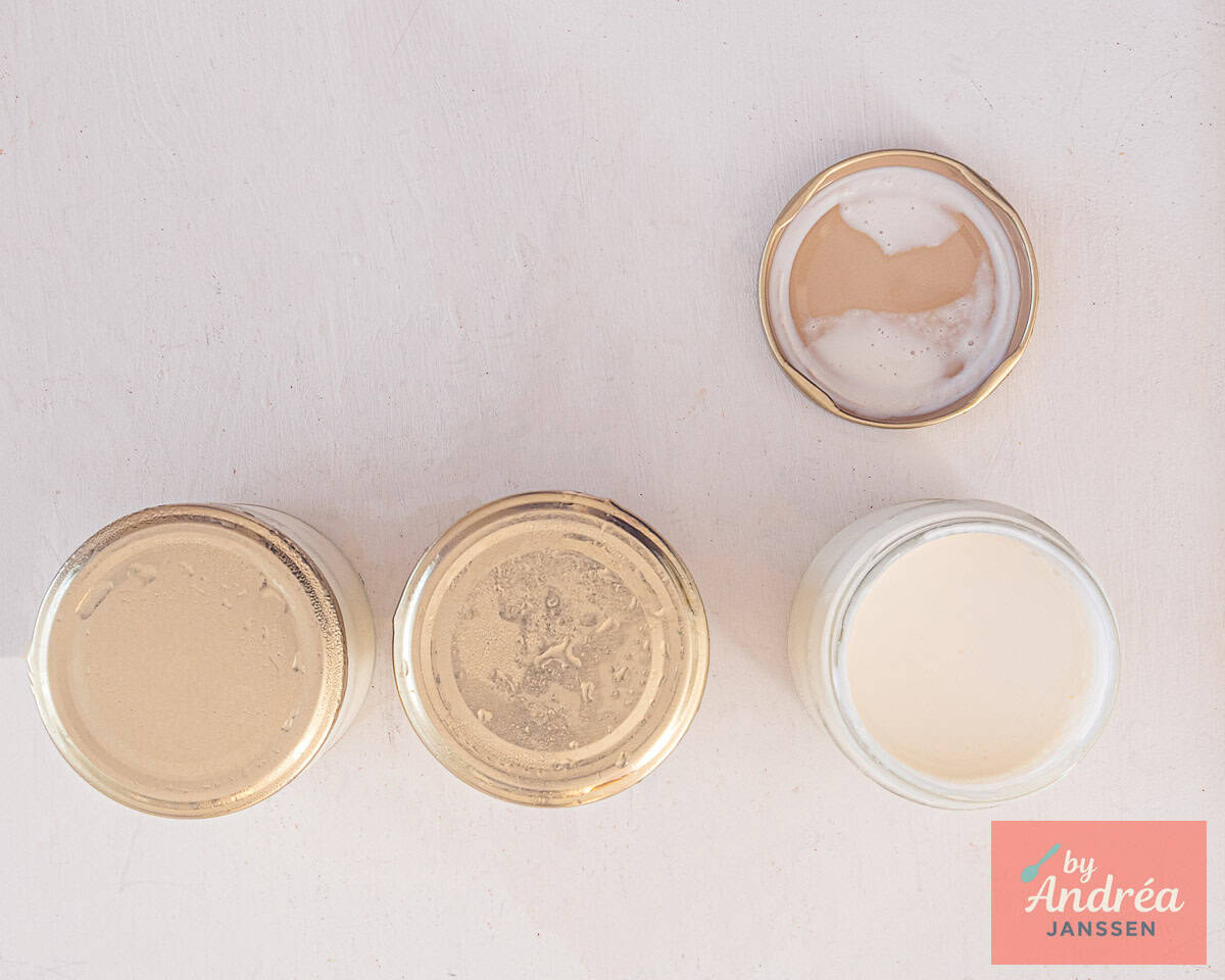Doe de deksels op de potjes creme fraiche