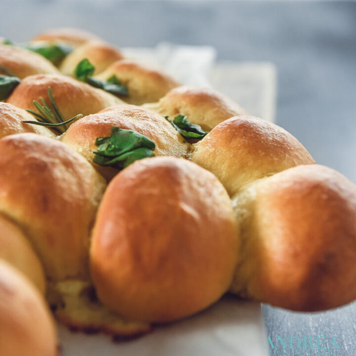 Breekbolletjes gevuld met mozzarella en roomkaas