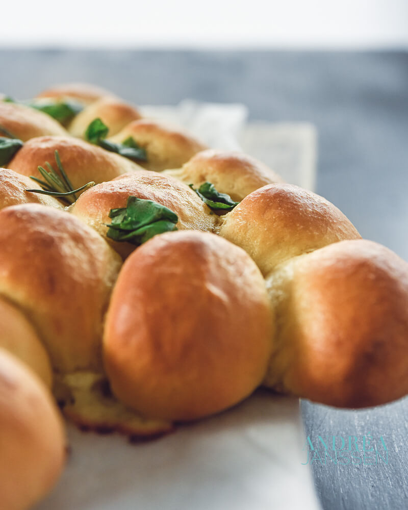 Breekbolletjes gevuld met mozzarella en roomkaas