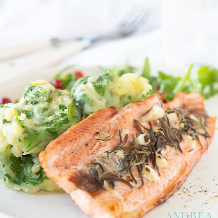 Rucolastamppot met gegrilde zalm op een bord