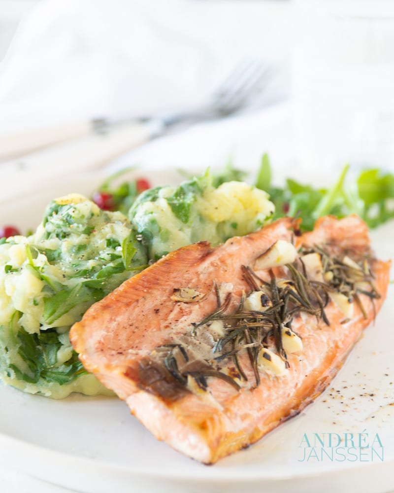 Rucolastamppot met gegrilde zalm op een bord