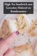 Een bord van bovenaf gefotografeerd met sandwiches met makreel en komkommer. Een tekst: high tea sandwich met gerookte makreel en komkommer