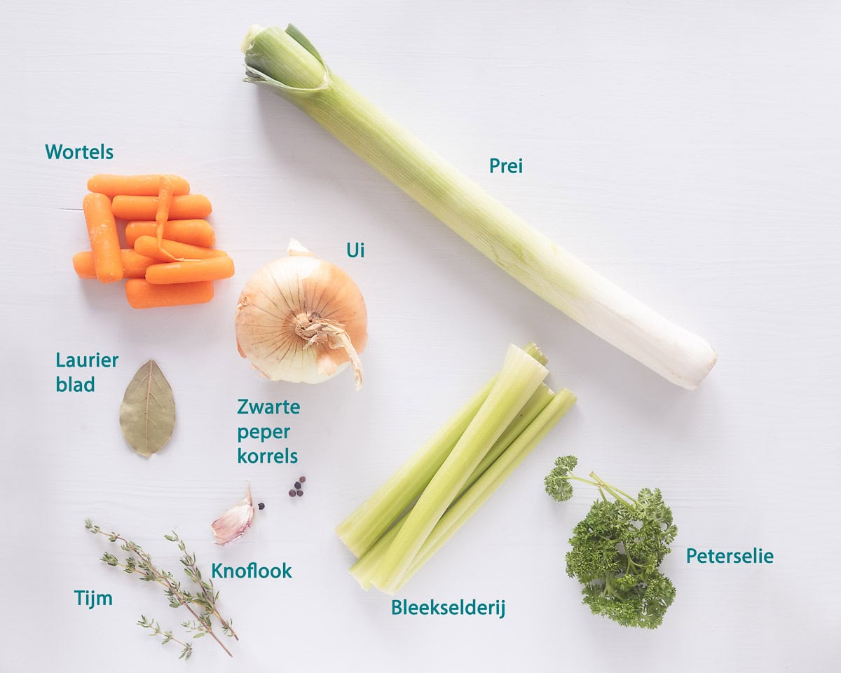 Ingredienten Groentebouillon Zelf Maken op een witte ondergrond met een tekstbeschrijving
