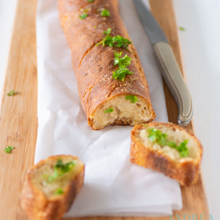 Knoflook stokbrood met kruidenboter en 2 plakjes