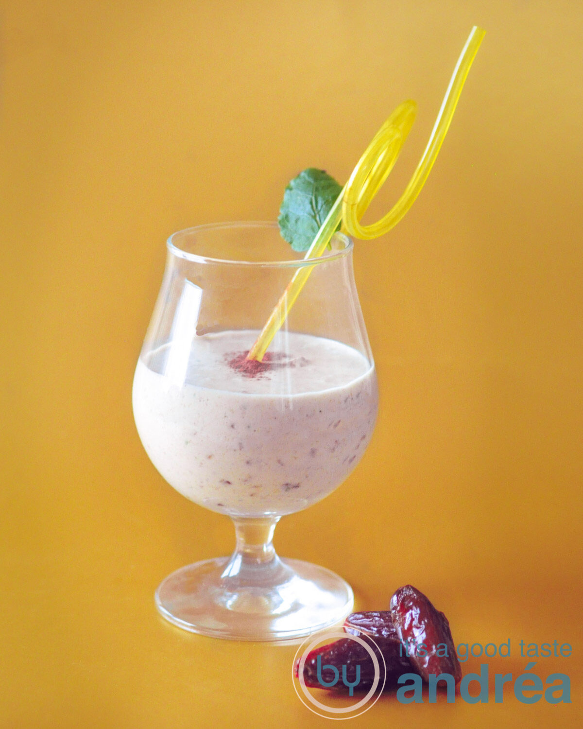 Mango kokos smoothie in een cocktail glas