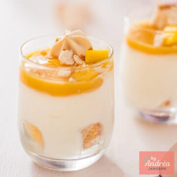 Een vierkante foto met twee glaasjes met Witte Chocolademousse met Mangogelei