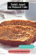 Drie plakjes cake op een ondergrond. Een tekst: Dadel, Appel en Walnoot Cake