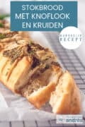 Een deel van een knoflook stokbrood met kruiden. Een tekst bovenin makkelijk recept, stokbrood met knoflook en kruiden.