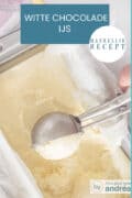 een foto van bovenaf van een cakeblik gevuld met chocoladeijs. Een ijsschep schept een bol. Een tekst: makkelijk recept, witte chocolade ijs