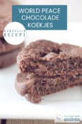 Een bord met twee halve World peace chocoladekoekjes. Een tekst: makkelijk recept, world peace chocoladekoekjes