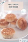 Een wit bord met vijf zoete melk cupcakes. Bovenin een tekst: zoete melk cupcakes, makkelijk recept, bakken.