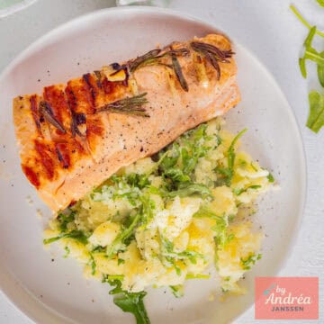 Een vierkante foto van stamppot met rucola en gegrilde zalm