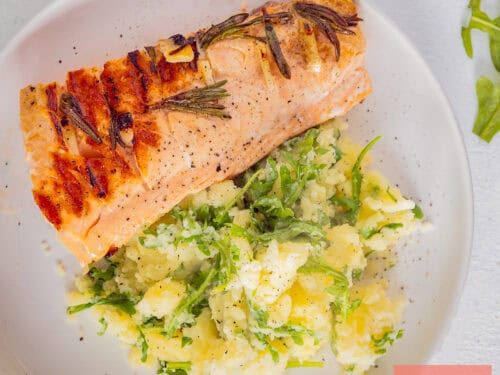 Een vierkante foto van stamppot met rucola en gegrilde zalm