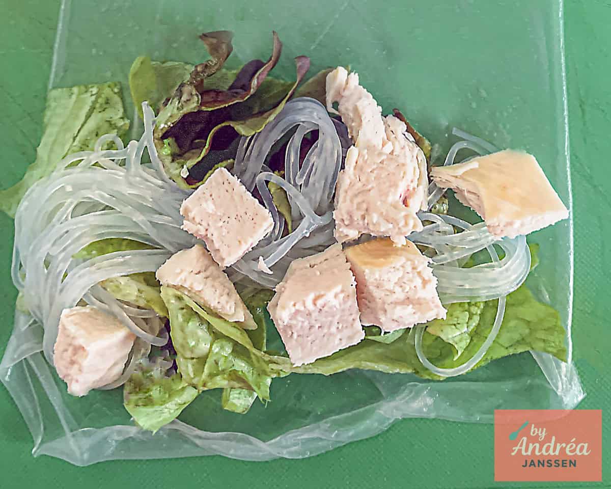 Een rijstvel met vermicelli, salade en kipblokjes