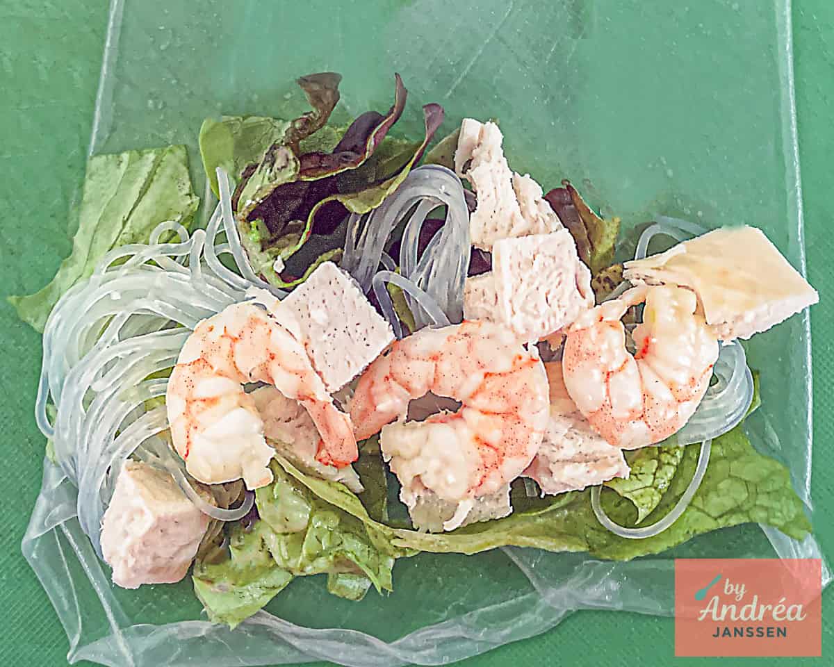 Een rijstvel met salade, vermicelli, kipblokjes, garnalen