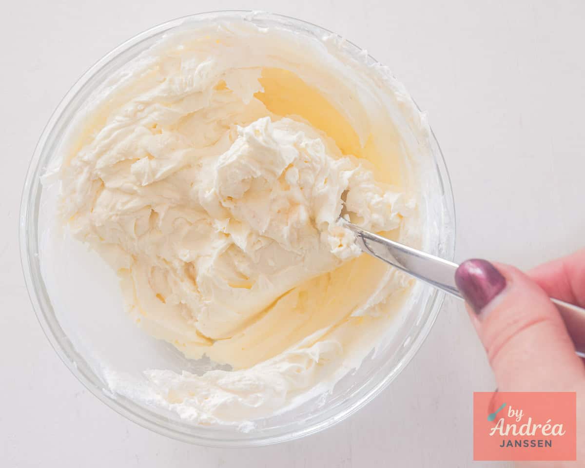 Crème fraîche mengen met mierikswortel