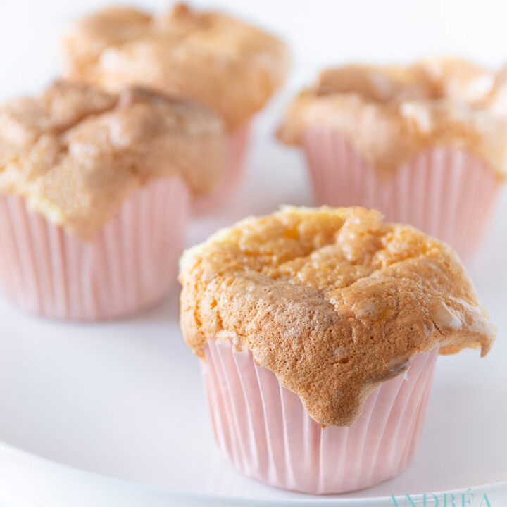4 Zoete melk cupcakes op een schaal