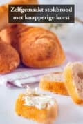 Drie plakjes luchtig stokbrood in de voorgrond in de achtergrond 3 stokbroden. Tekst: zelfgemaakt stokbrood met knapperige korst