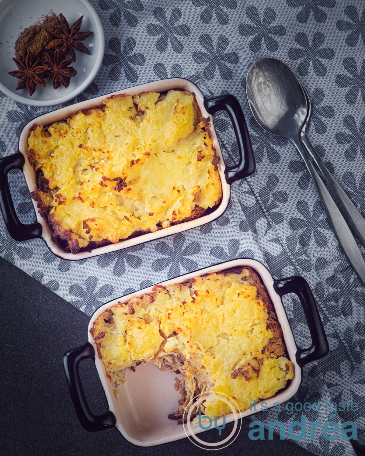 2 ovenschaaltjes met Indische Zuurkool ovenschotel