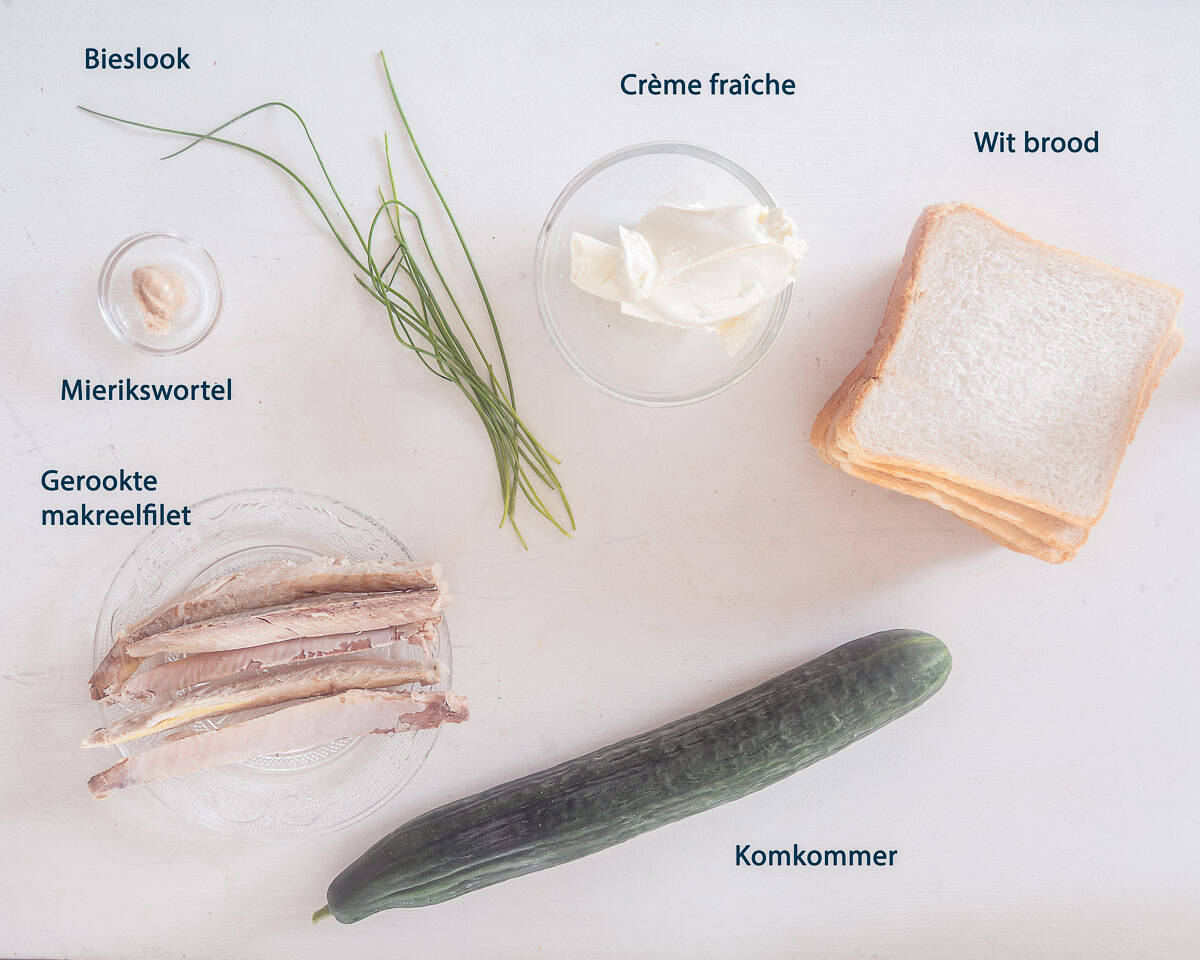 ingredienten High Tea Sandwich met Gerookte Makreel en Komkommer op een witte ondergrond met tekstbeschrijving