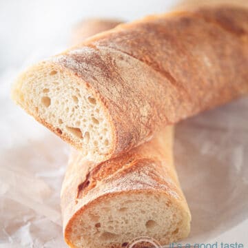 een stokbrood doormidden op een snijplank