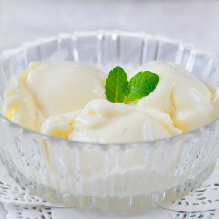 Witte chocolade ijs in een bakje met munt