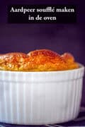 Een foto van een ovenschaaltje met een aardpeer souffle. Een tekst bovenin: aardpeer souffle maken in de oven.