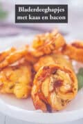 Bladerdeeghapjes met Camembert en Bacon in spiraalvorm. Een tekst: Bladerdeeghapjes met kaas en bacon