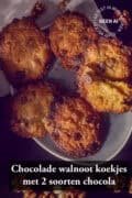Een foto van bovenaf van een schaal koekjes. Een tekst: chocolade walnoot koekjes met 2 soorten chocola