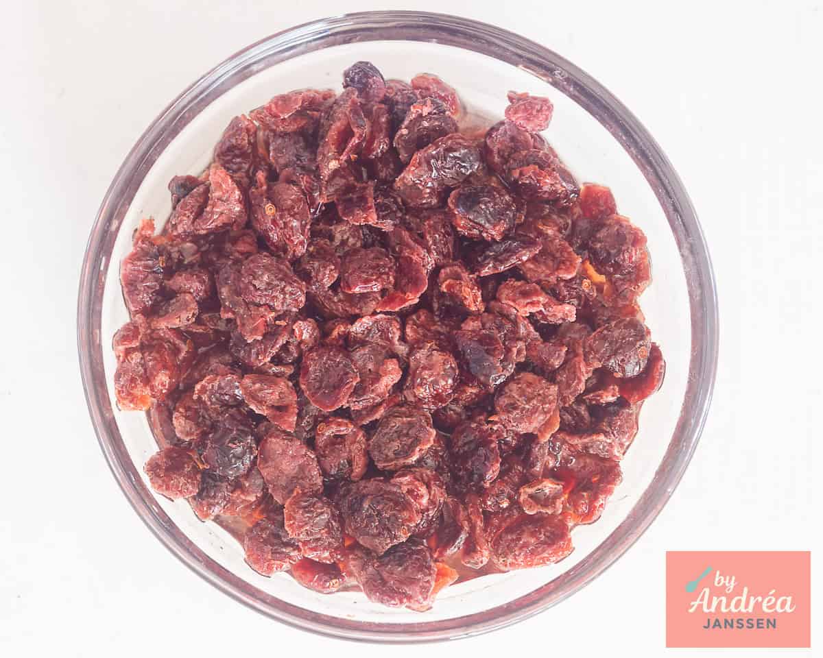 Cranberries in een glazen kom, geweekt in appelsap.