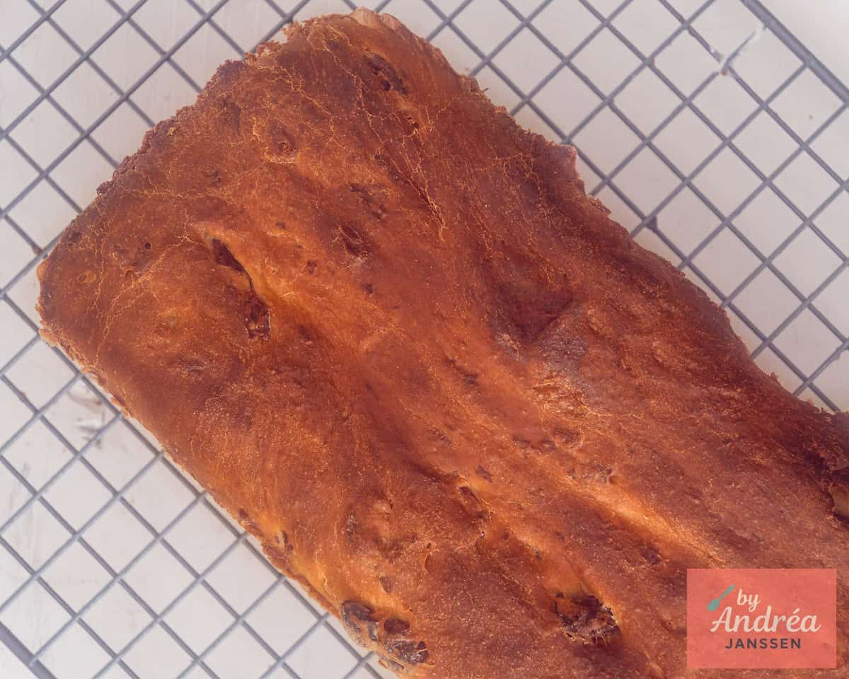 Cranberrybrood dat op een rooster afkoelt.