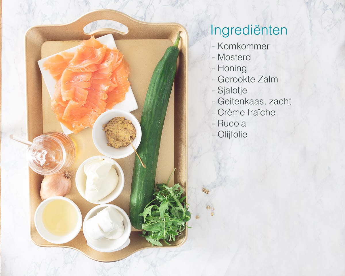 Ingrediënten Torentje van Gerookte Zalm en Geitenkaas, links een gouden dienblad, rechts een opsomming van de ingrediënten