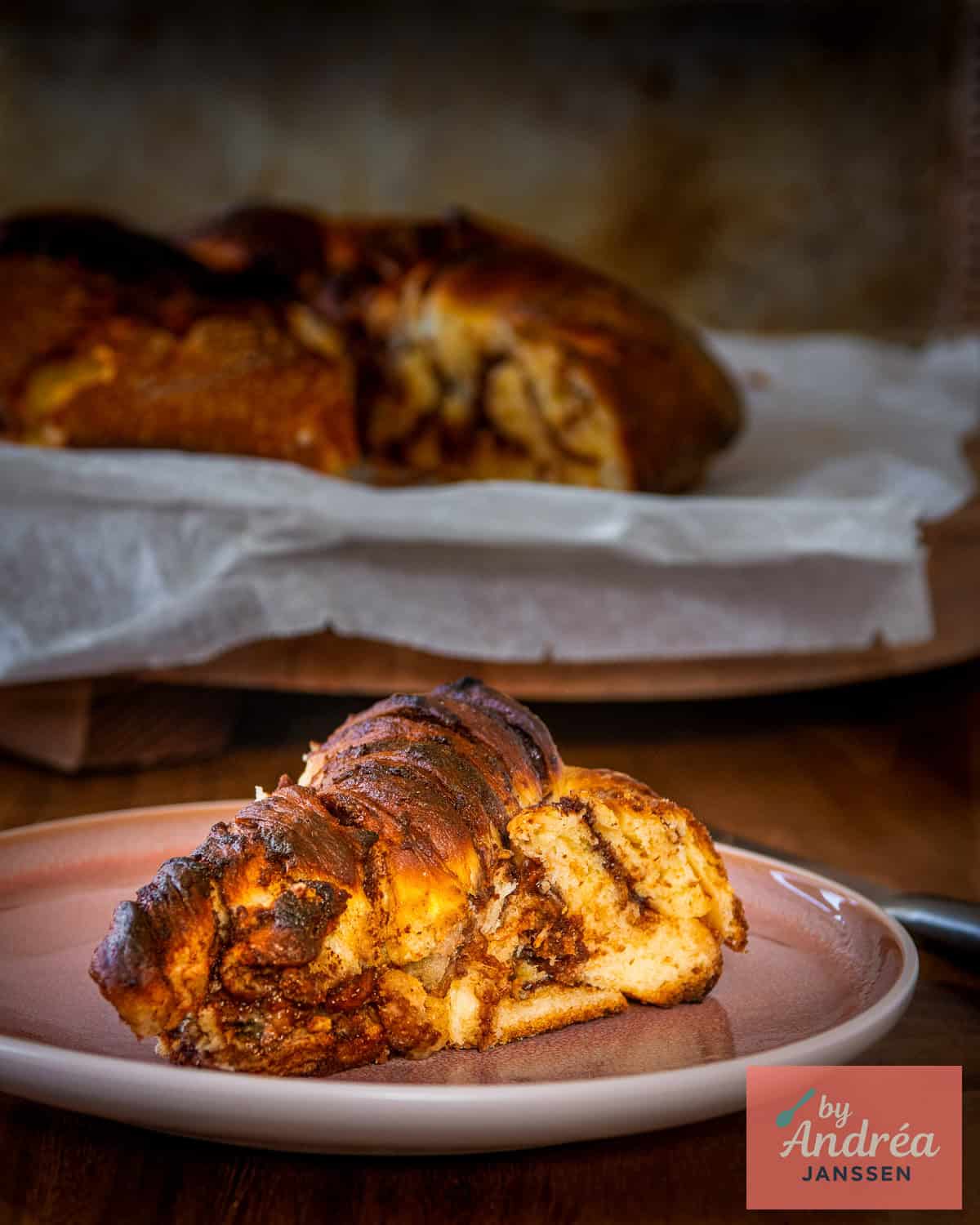 Een puntje zoet brood gemaakt met Nutella. In de achtergrond de rest van het brood.